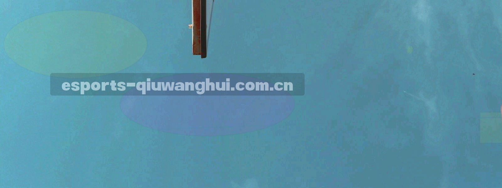 草皮纹理与冷光线条交织的球场材质特写