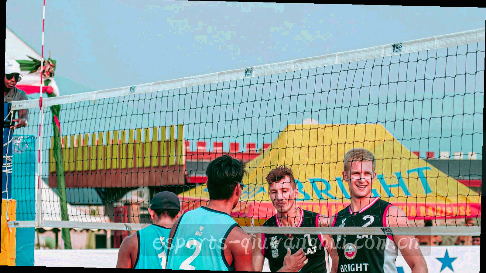 几何网格与球场线条交织的抽象纹理，暖橙与深墨绿对撞