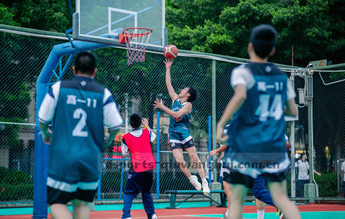 数据界面示意图，横向时间刻度上分布着补时节点，右侧为图层切换控件